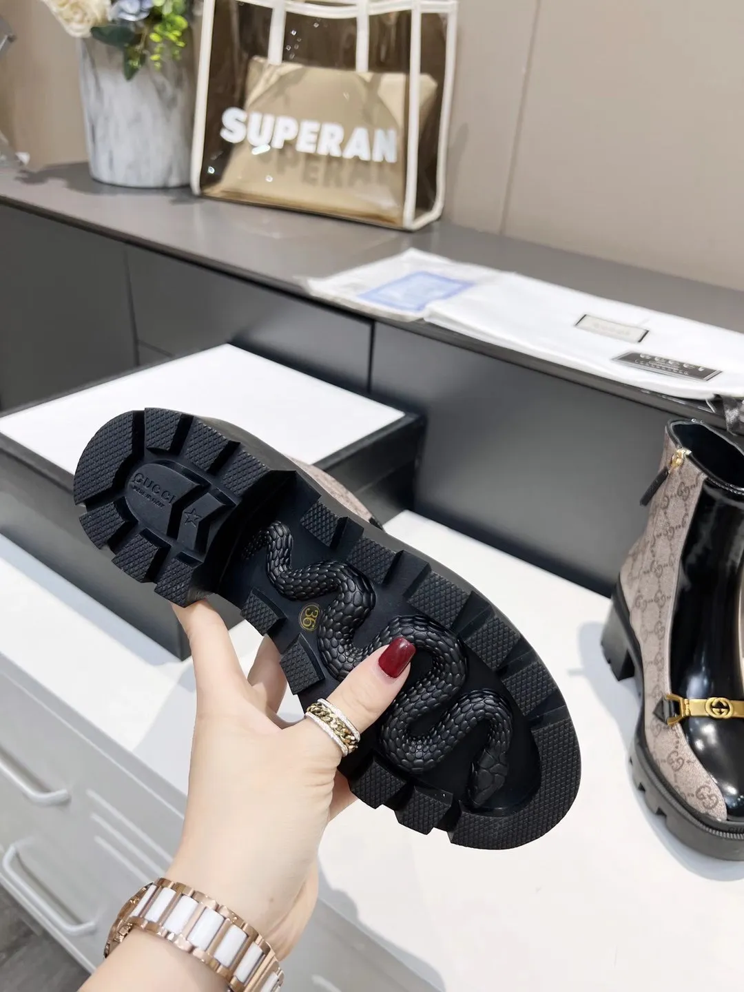 👟👟Ex-factory price 540👟👟 The new version of GUCCI is on sale...🔥 It has a retro British style and is decorated with metal LOGO on the front. Heel height: 6cm Fabric: Open edge beads ➕Special material, lining/foot pads: upgraded cowhide 🐂 Color: black Size: 34-40. (34 and 41 42 need to be customized) Packaging: Comes with card and cloth bag.